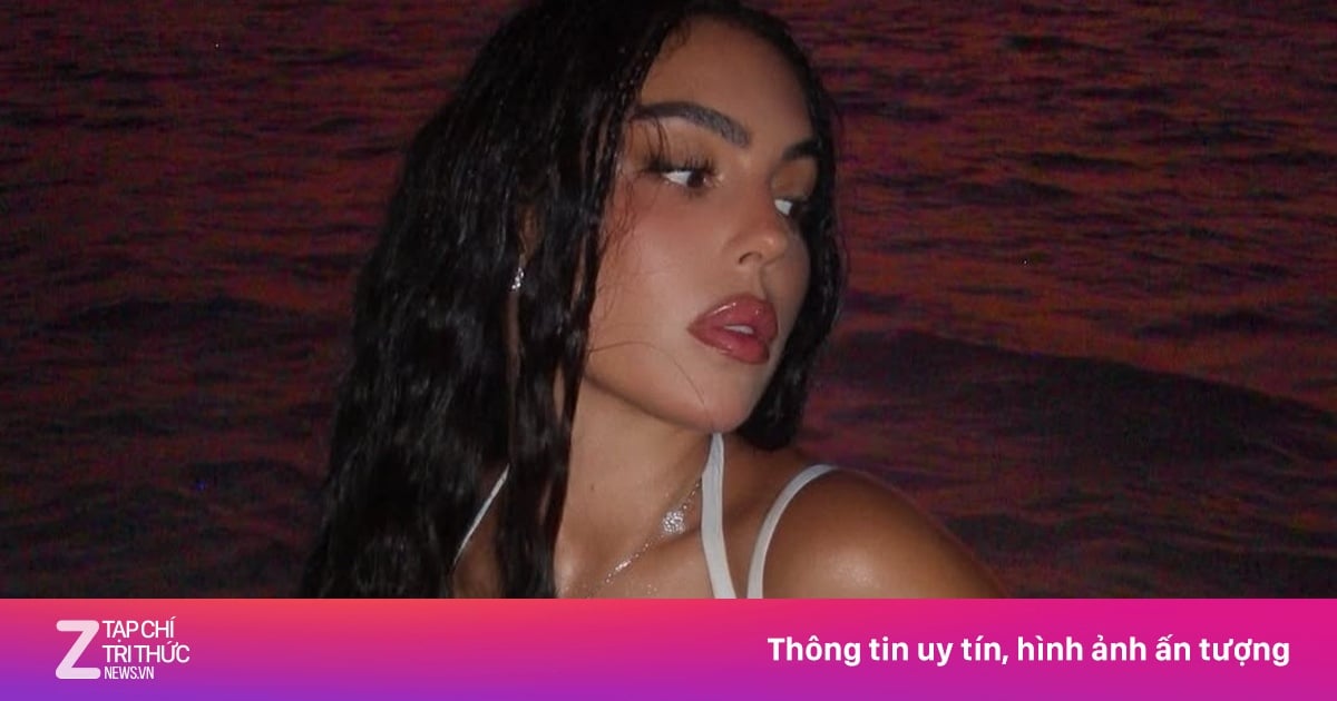 Bạn gái Ronaldo diện đồ trong suốt