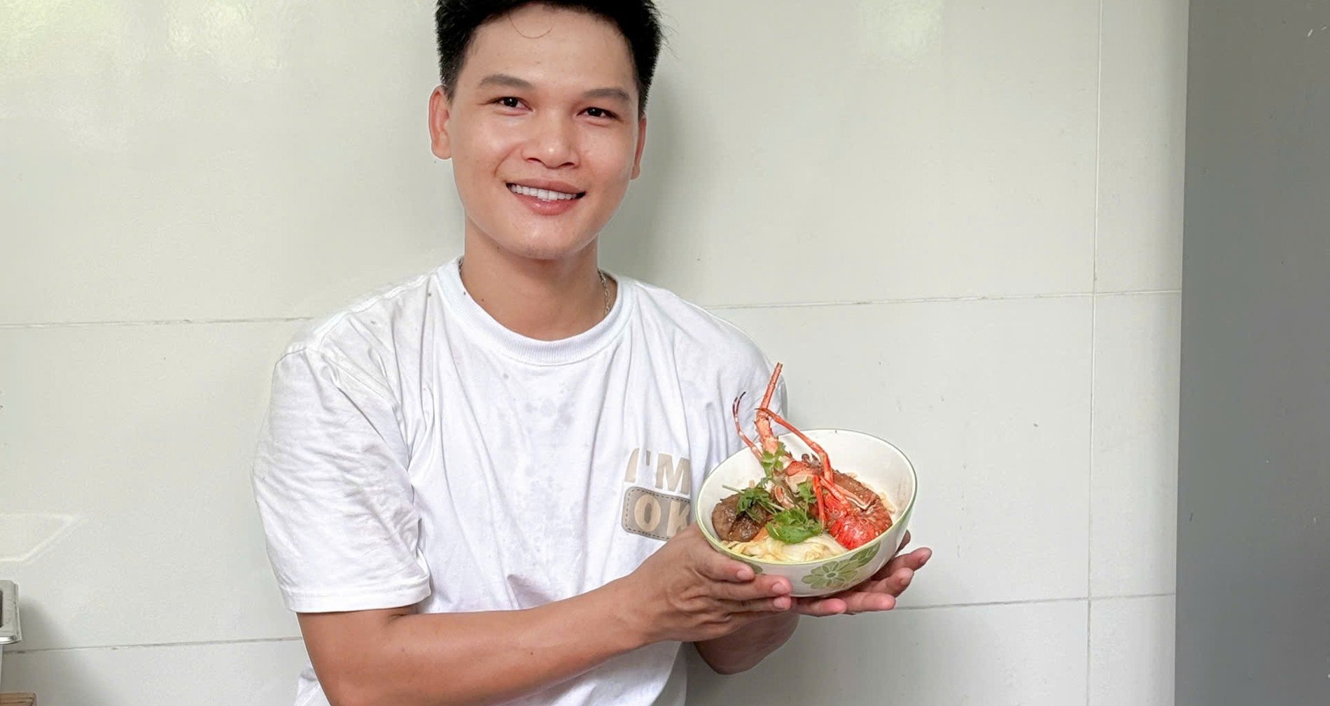 បុរស​លោក​ខាង​លិច​ចាត់​ទុក​កម្មករ​សំណង់​ឲ្យ​ញ៉ាំ​ជា​បន្តបន្ទាប់​ពី​មឹក បង្កង និង​ក្តាម​ស្ដេច