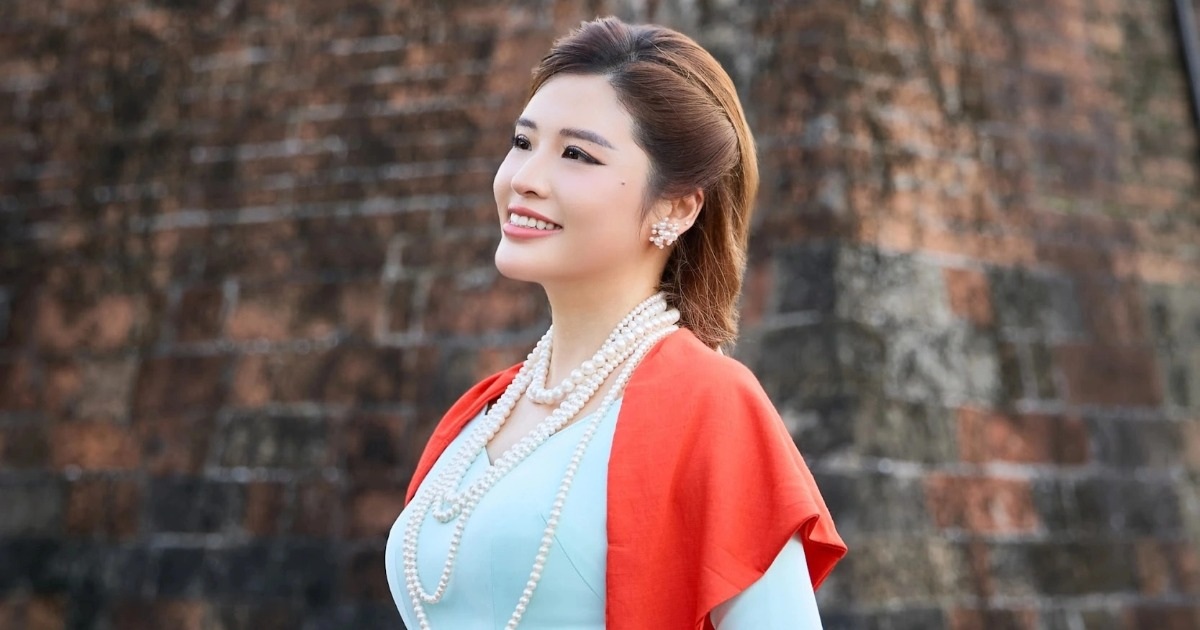 Phan Hoàng Thu diện áo dài, tự hào truyền thống cách mạng gia đình