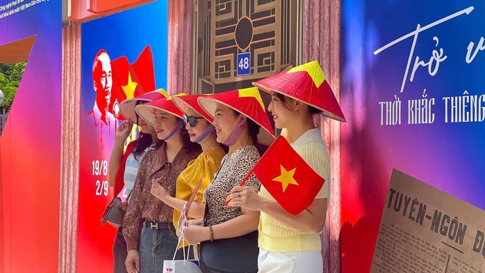 Người dân "xuyên không" cảm nhận không khí ngày Quốc khánh 2-9-1945- Ảnh 4.