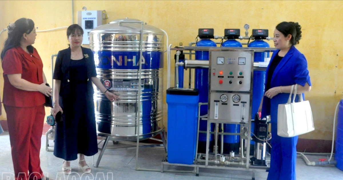 Hội LHPN tỉnh tặng thiết bị cho các trường thuộc Dự án “Xây dựng trường học an toàn hơn với thiên tai”