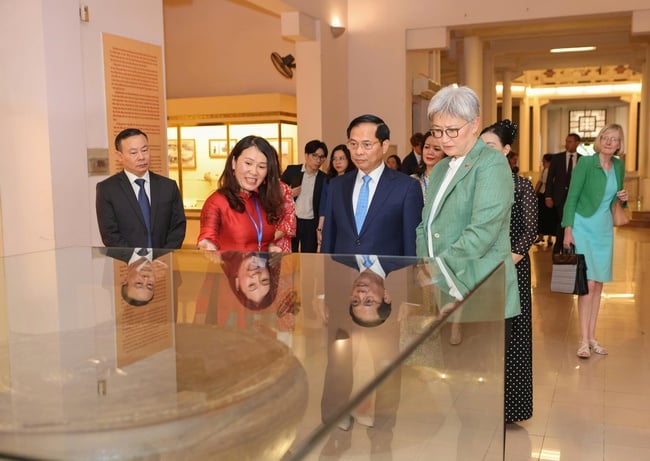 Phó Thủ tướng Bùi Thanh Sơn và Bộ trưởng Ngoại giao Australia Penny Wong tham quan Bảo tàng Lịch sử quốc gia - Ảnh 4.