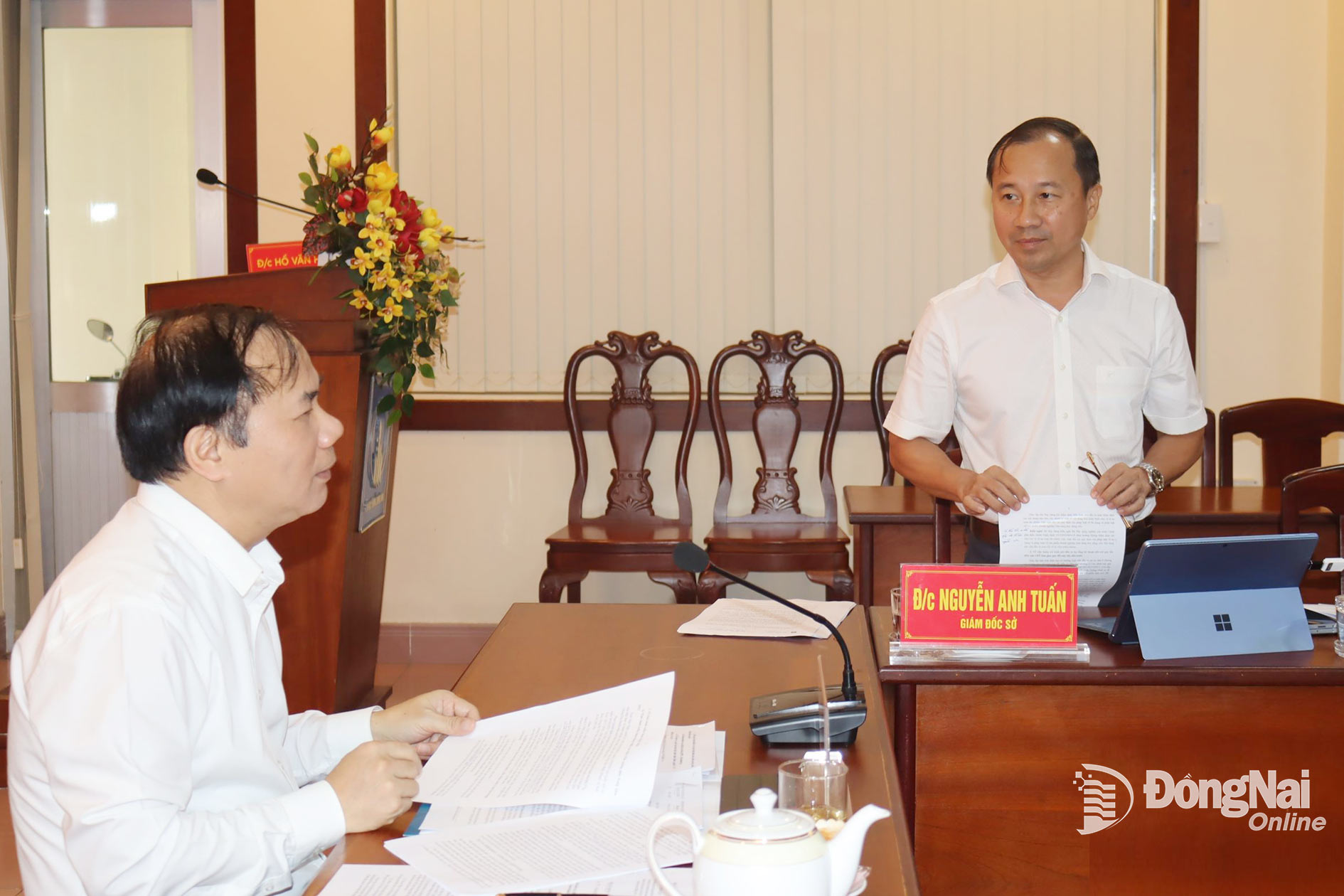 Giám đốc Sở Xây dựng tỉnh Đồng Nai Nguyễn Anh Tuấn báo cáo một số vướng mắc với lãnh đạo bộ. Ảnh: Hoàng Lộc

