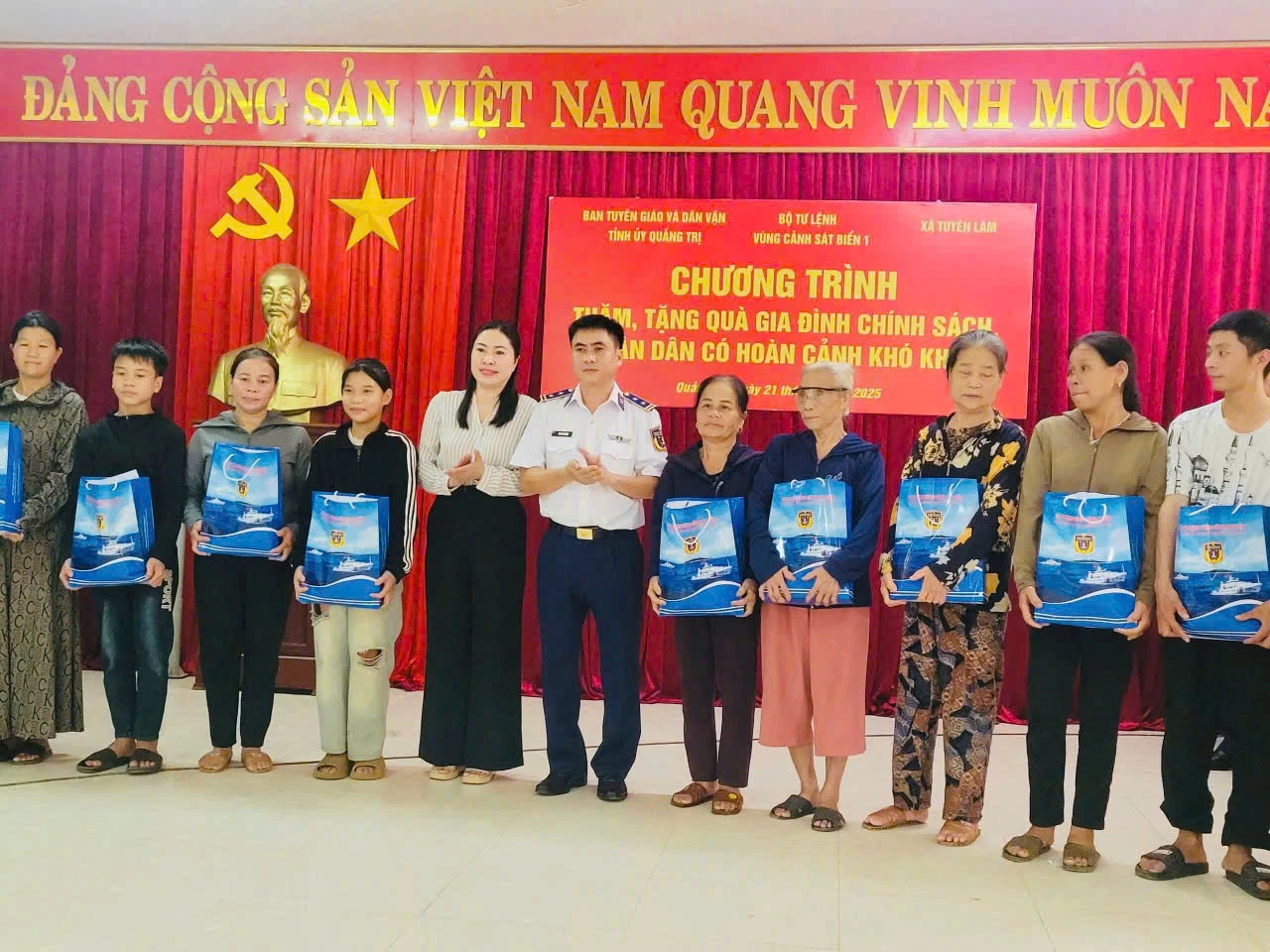Tặng quà cho các gia đình chính sách, nhân dân có hoàn cảnh khó khăn - Ảnh: T.V