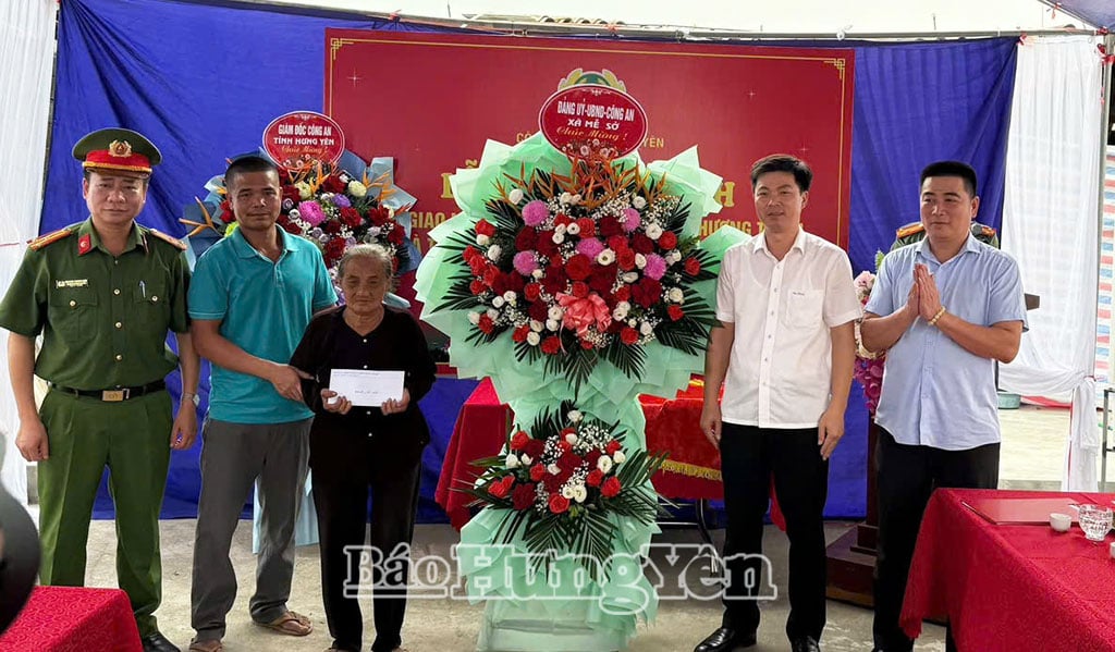 តំណាងស្នងការនគរបាលខេត្ត និងអាជ្ញាធរមូលដ្ឋានបានប្រគល់អំណោយជូនគ្រួសារលោកស្រី Nguyen Thi Te ភូមិ Da Hoa។