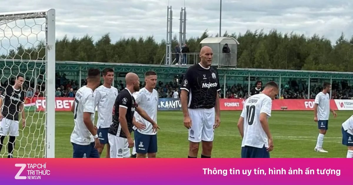Cựu sao NBA 2,26 mét lập kỷ lục cầu thủ cao nhất lịch sử bóng đá