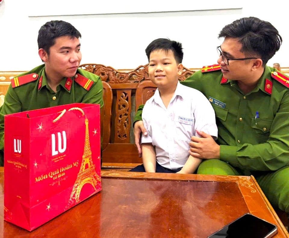 Chi đoàn Trại tạm giam, Công an thành phố đã nhận đỡ đầu, hỗ trợ em Lê Đức Việt. Ảnh: N.Q