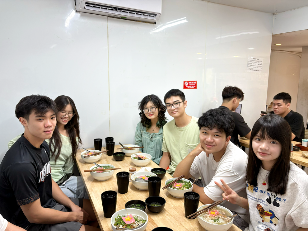 Quán phở gà “yêu nước” gây sốt dịp Quốc khánh 2/9 ở Hà Nội - 4