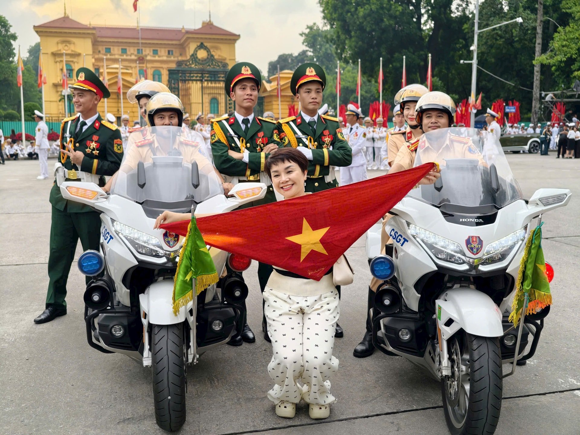 ... und machte aufgeregt Fotos mit Soldaten, die an der Parade teilnahmen.