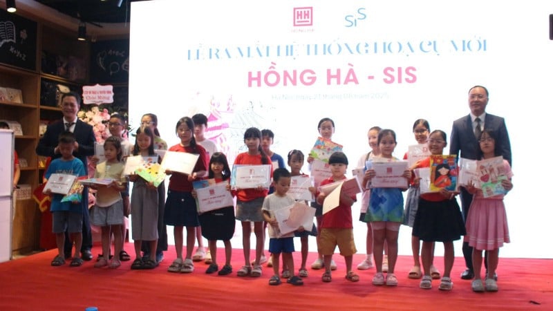 Ông Phạm Trung Kiên, Tổng Giám đốc Văn phòng phẩm Hồng Hà (bìa phải) và PGS.TS Nguyễn Văn Hiệu, Hiệu trưởng Trường liên ngành và Nghệ thuật, Đại học Quốc gia Hà Nội trao tặng quà cho học sinh tham gia chương trình workshop Hồng Hà.