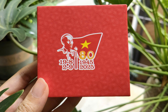 hop-dung-xu-mau-do-voi-thiet-ke-trang-trong-gan-lien-dau-an-lich-su.jpg