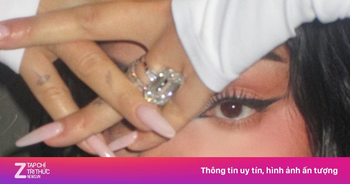 Ronaldo's girlfriend shows off another diamond ring
