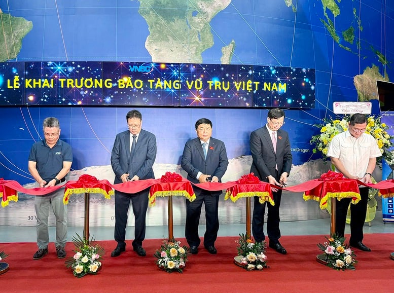 Phó Thủ tướng Nguyễn Chí Dũng dự lễ khai trương Bảo tàng Vũ trụ Việt Nam