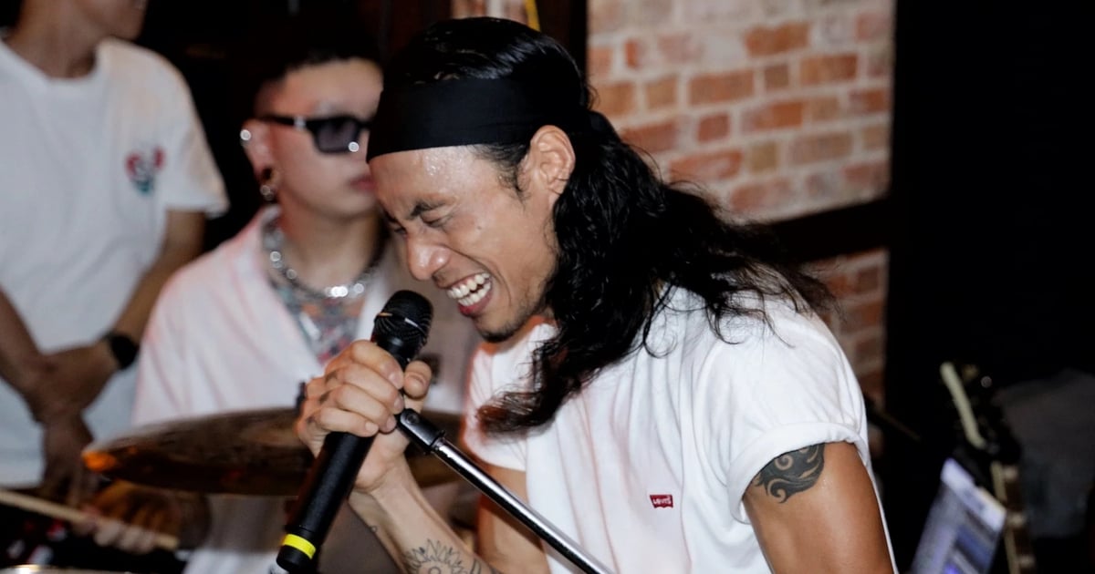 Phạm Anh Khoa 'máu lửa' khi hát rock cùng nhóm MONOCYCLE