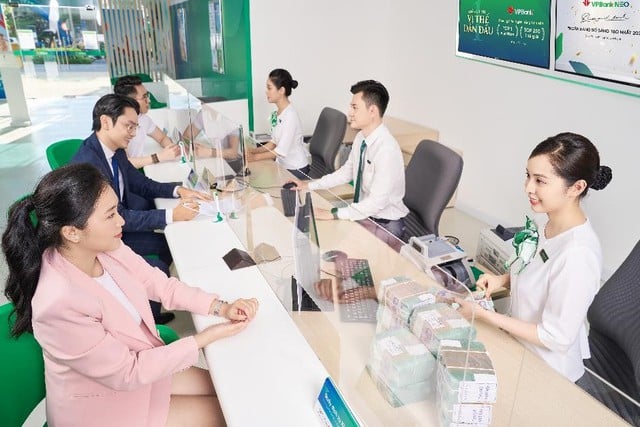 Hai con gái Phó chủ tịch VPBank cũng đua gom cổ phiếu lúc giá tăng vùn vụt- Ảnh 1.