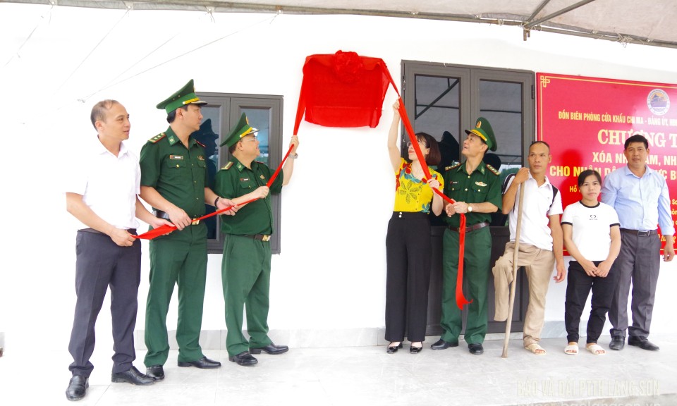 Bàn giao nhà cho gia đình có hoàn cảnh đặc biệt khó khăn tại xã Mẫu Sơn