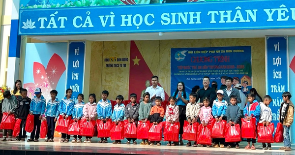 Lâm Đồng: Các cấp Hội trao tặng trên 1.200 phần quà "Tiếp bước đến trường" cho học sinh nghèo