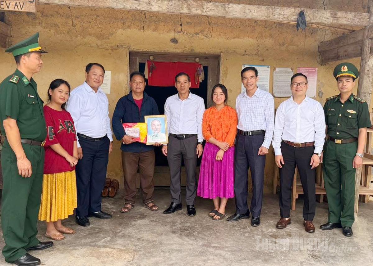 Hơn 1.000 hộ dân biên giới được tặng cờ Tổ quốc và ảnh Bác Hồ nhân dịp kỷ niệm ngày Quốc khánh 2-9