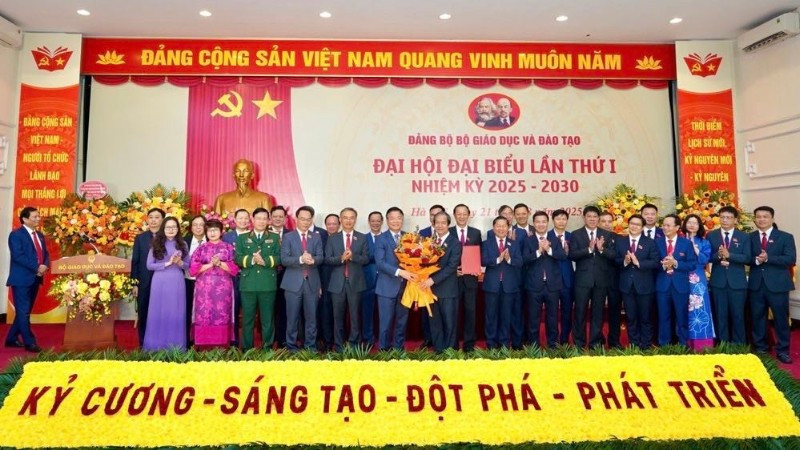 ឧបនាយករដ្ឋមន្ត្រី Le Thanh Long ជូនកម្រងផ្កាអបអរសាទរគណៈកម្មាធិការប្រតិបត្តិបក្សនៃក្រសួងអប់រំ និងបណ្តុះបណ្តាលអាណត្តិទី១ ឆ្នាំ២០២៥-២០៣០។