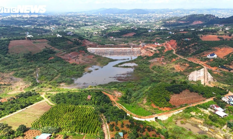 Hundred billion VND water reservoir in Lam Dong: Promise of irrigation, reality of landslides and desolation