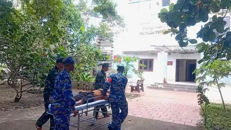Ayuda de emergencia oportuna para pescadores con quemaduras en los ojos debido a la explosión de una batería en Truong Sa