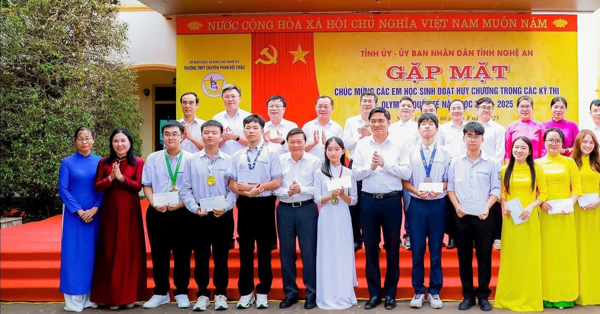 Nghệ An chi hơn 1,4 tỷ đồng thưởng 75 học sinh thi tốt nghiệp THPT điểm cao