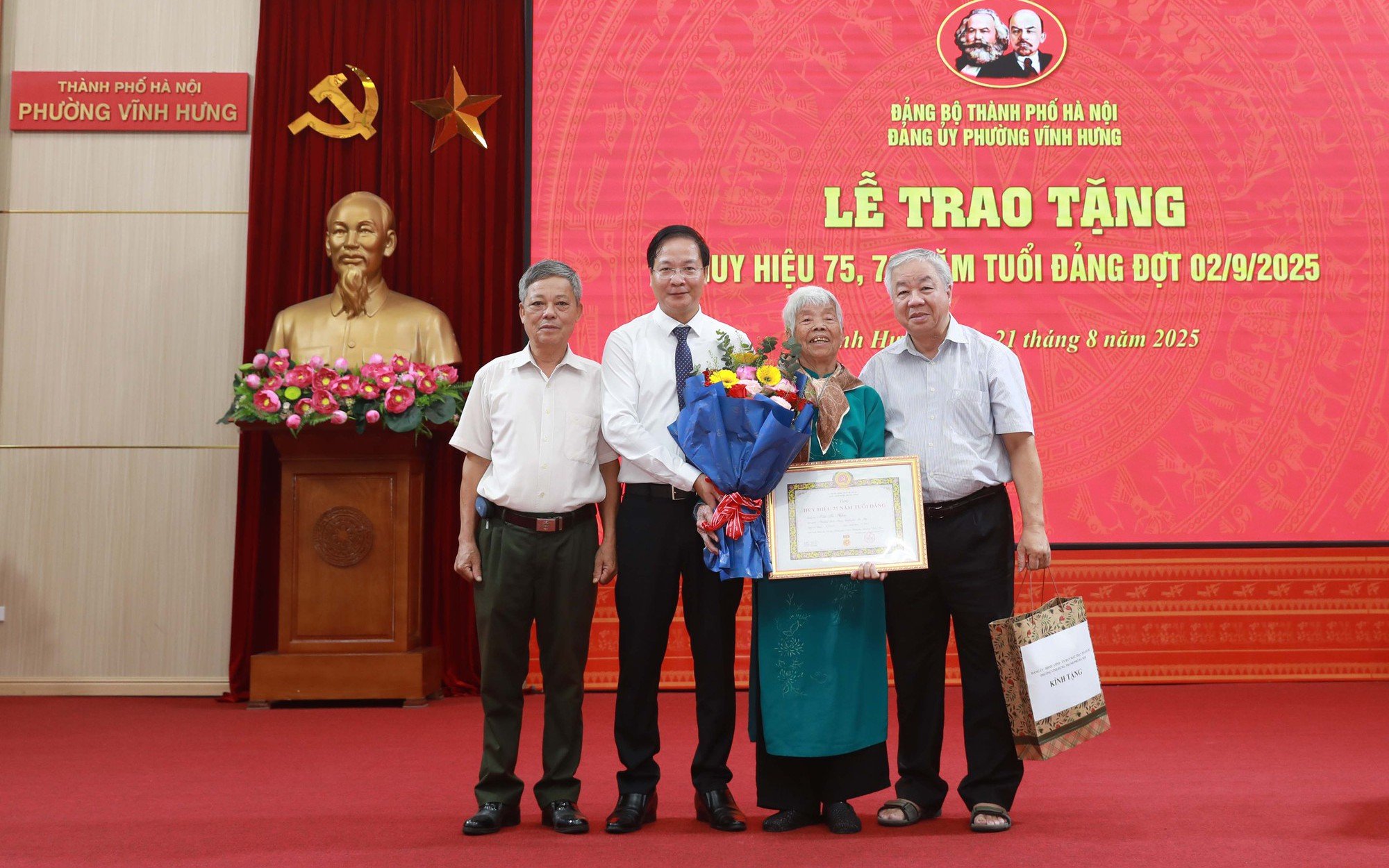 Bí thư Đảng ủy phường Vĩnh Hưng Nguyễn Đức Dũng cùng đại diện gia đình, tổ dân phố chụp ảnh lưu niệm với đảng viên lão thành 