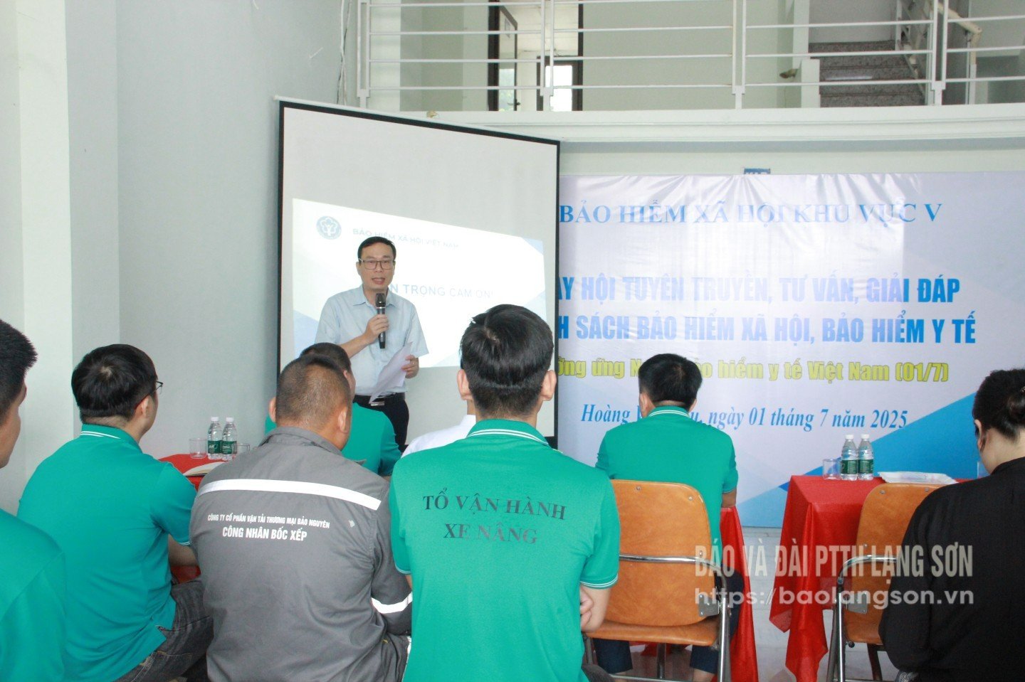 Cán bộ BHXH tỉnh tuyên truyền, tư vấn về chính sách BHXH cho người lao động tại Công ty cổ phần vận tải thương mại Bảo Nguyên (xã Hoàng Văn Thụ) 