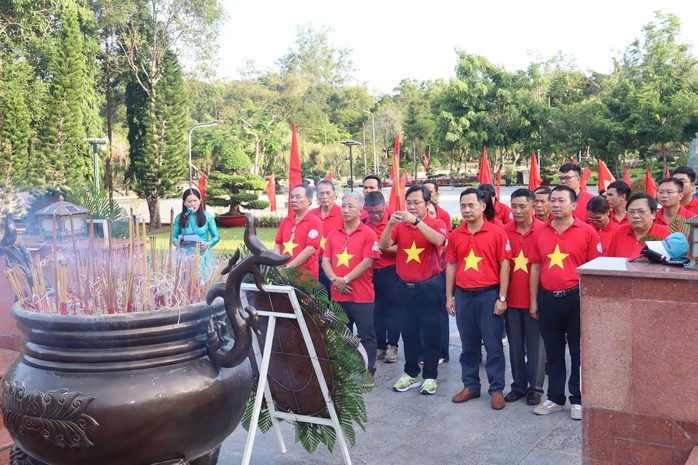 Hình ảnh Chi bộ Tòa soạn Báo Người Lao Động về nguồn tại Côn Đảo- Ảnh 2.