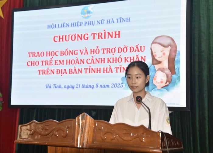 Hà Tĩnh: Trao học bổng và kinh phí đỡ đầu cho trẻ em có hoàn cảnh khó khăn- Ảnh 2.