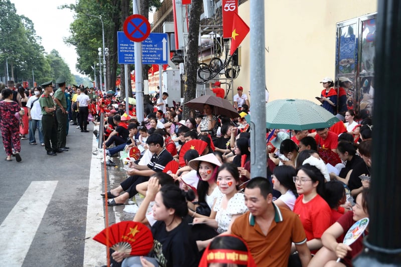 Hà Nội rực rỡ sắc đỏ, háo hức chờ xem tổng hợp luyện diễu binh -0