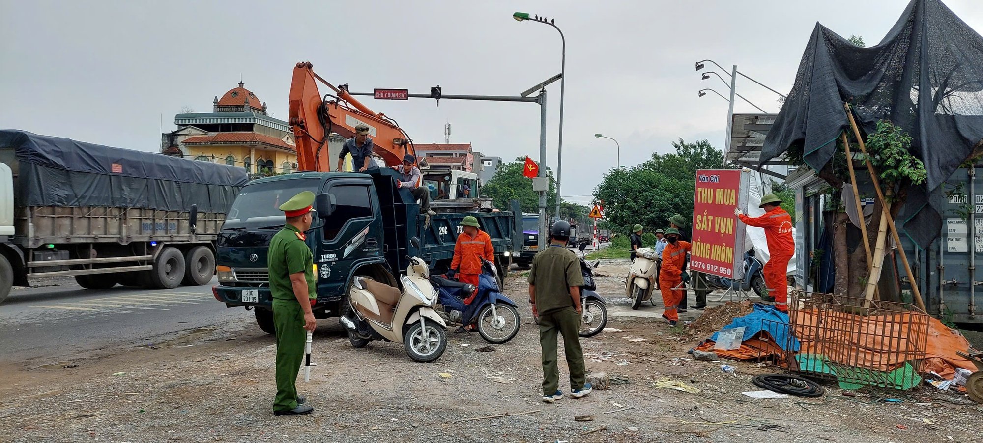 Xã Phú Nghĩa: Ra quân giải tỏa hành lang, chống lấn chiếm vỉa hè, lòng, lề đường- Ảnh 5.