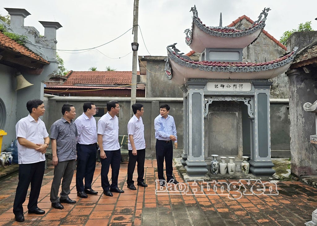 អនុប្រធានគណៈកម្មាធិការប្រជាជនខេត្ត លោក Pham Van Nghiem បានពិនិត្យសំណើជួសជុល និងតុបតែងផ្ទះដែក។