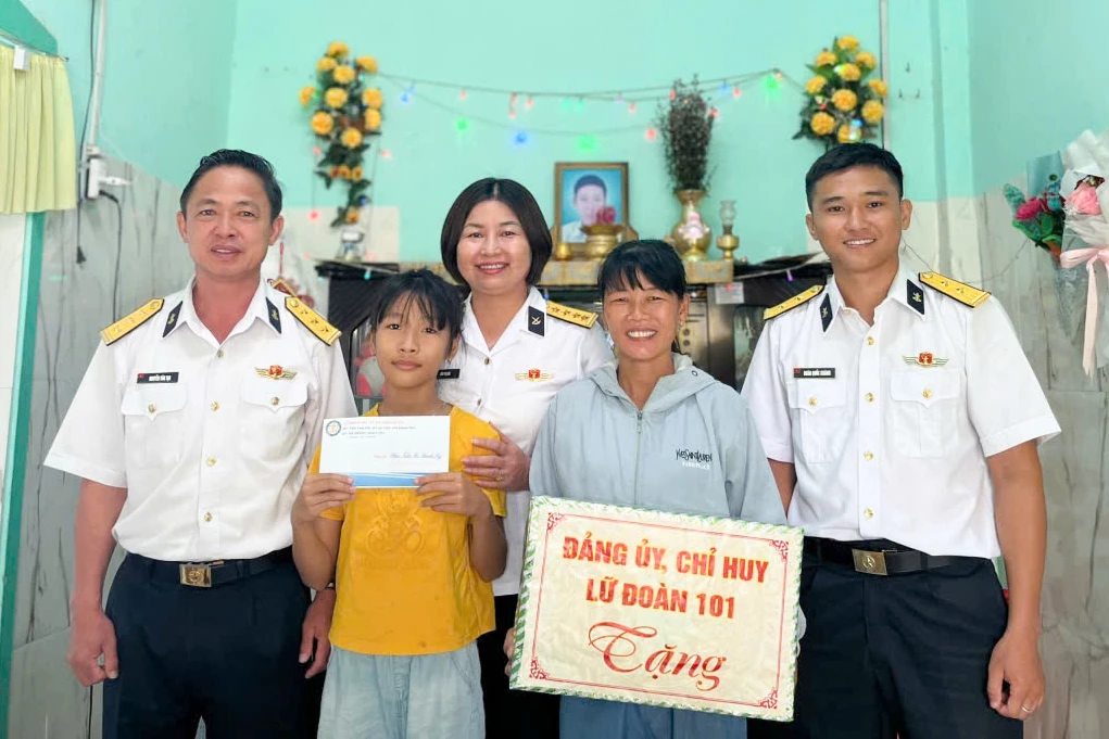 Lữ đoàn 101 thăm, tặng quà con ngư dân nhận đỡ đầu