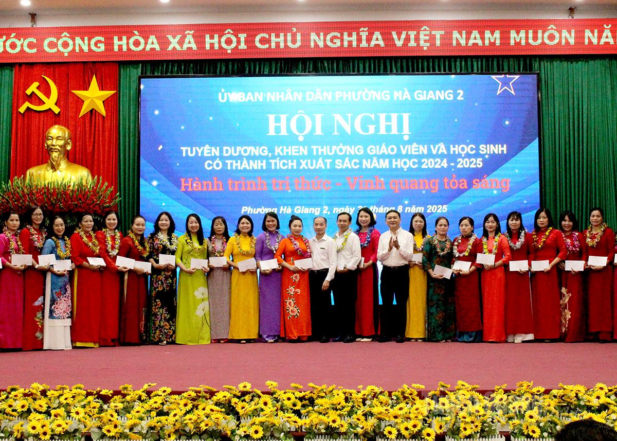 Phường Hà Giang 2 tuyên tuyên dương 277 giáo viên, học sinh có thành tích xuất sắc năm học 2024-2025