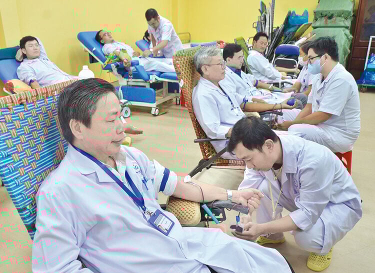 Thầy thuốc hiến máu cứu người