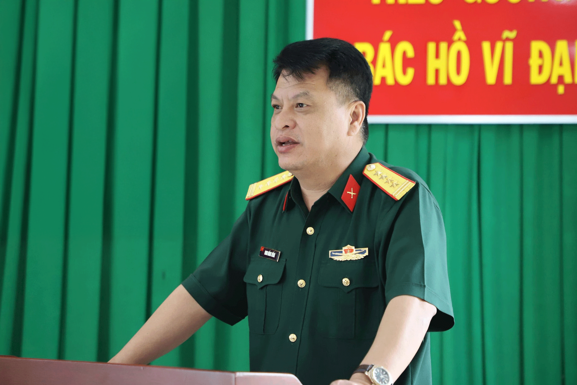 Đại tá Đinh Hồng Tiếng, Ủy viên Ban Thường vụ Tỉnh ủy, Chỉ huy trưởng Bộ CHQS tỉnh Lâm Đồng báo cáo công tác quốc phòng an ninh với Đoàn công tác