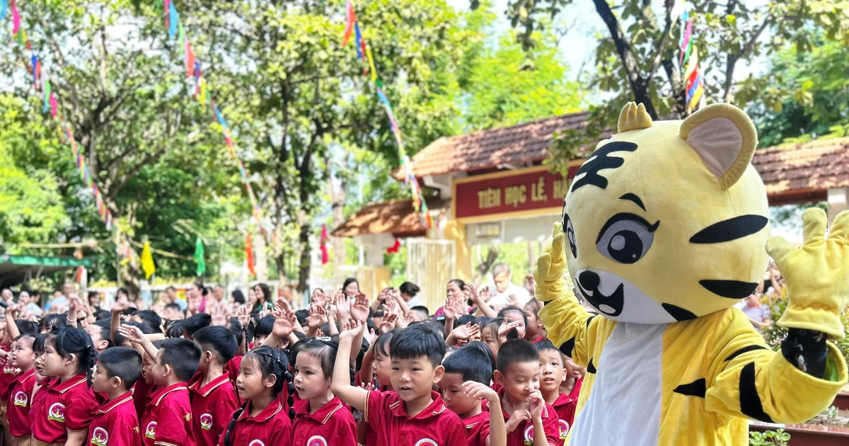 Animado primer día de clases de primer grado en la ciudad de Hue