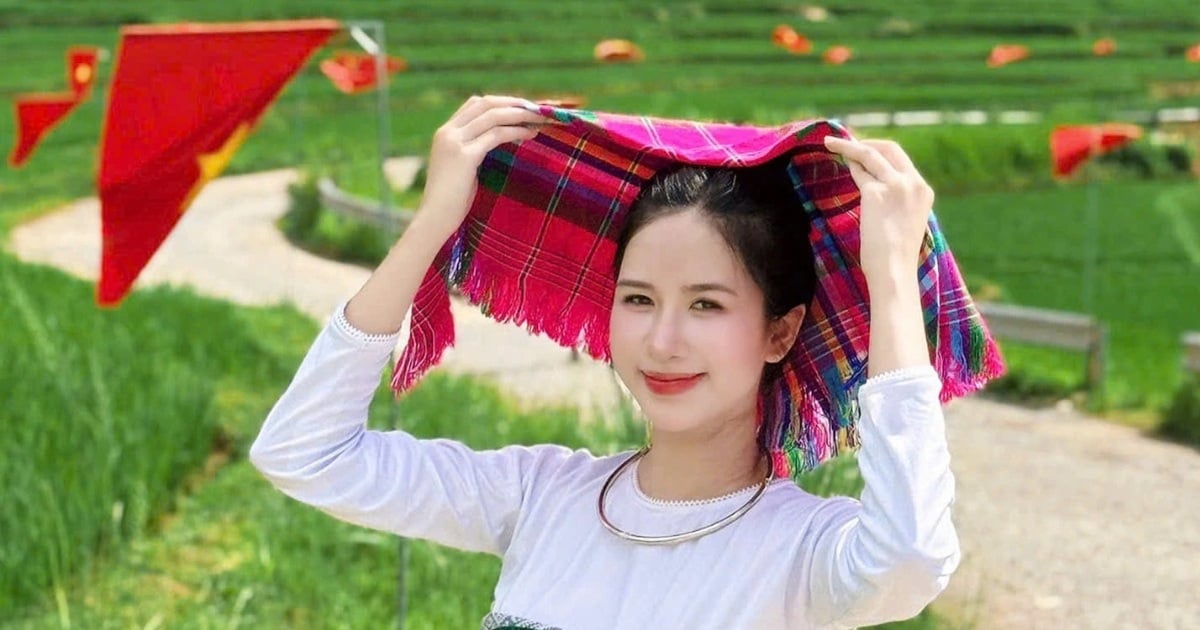Con đường cờ đỏ sao vàng ở Pù Luông đẹp như tranh, hút khách dịp 2/9