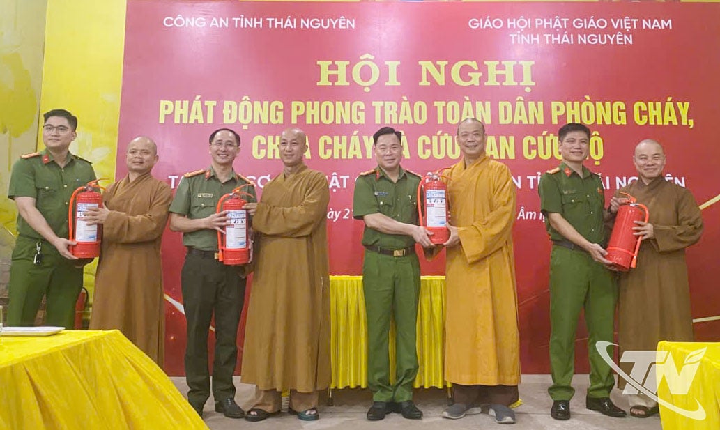 នាយកដ្ឋាននគរបាលបង្ការ និងពន្លត់អគ្គិភ័យ - ស្នងការដ្ឋាននគរបាលខេត្ត ប្រគល់រថយន្តពន្លត់អគ្គិភ័យ ដល់គ្រឹះស្ថានពុទ្ធសាសនិកជនក្នុងខេត្ត។