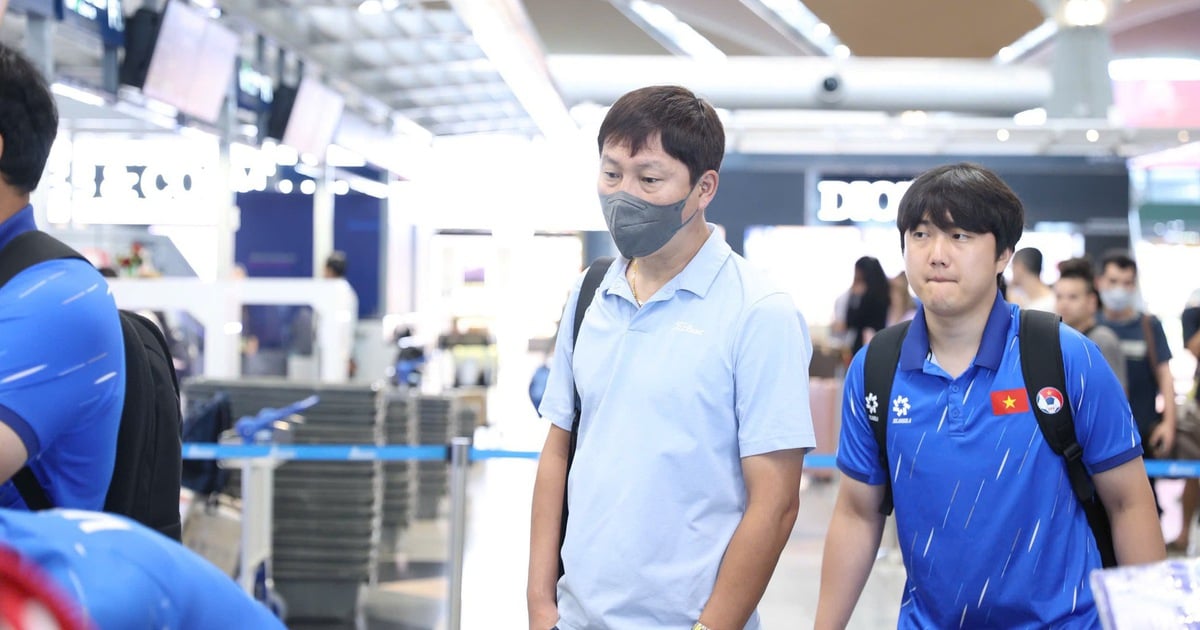 HLV Kim Sang-sik quay lại Hà Nội hôm nay, U.23 Việt Nam hội quân ngày 29.8