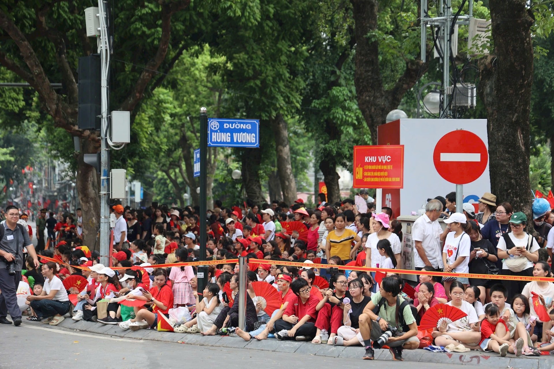 In der Gegend um die Hung Vuong Street herrschte eine dichte Menschenmenge, doch die Atmosphäre war sehr geordnet und entsprach den Anweisungen der diensthabenden Behörden.
