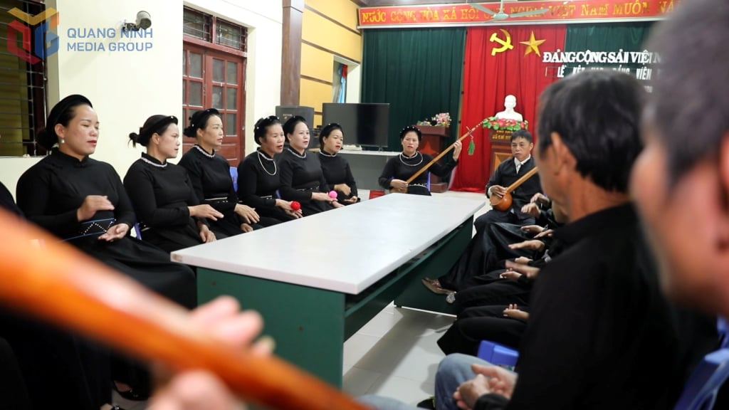 Câu lạc bộ hát Then thôn Bản Cáu, xã Lục Hồn nơi những điệu hát vẫn được trao truyền qua các thế hệ. Ảnh: Nguyễn Trang