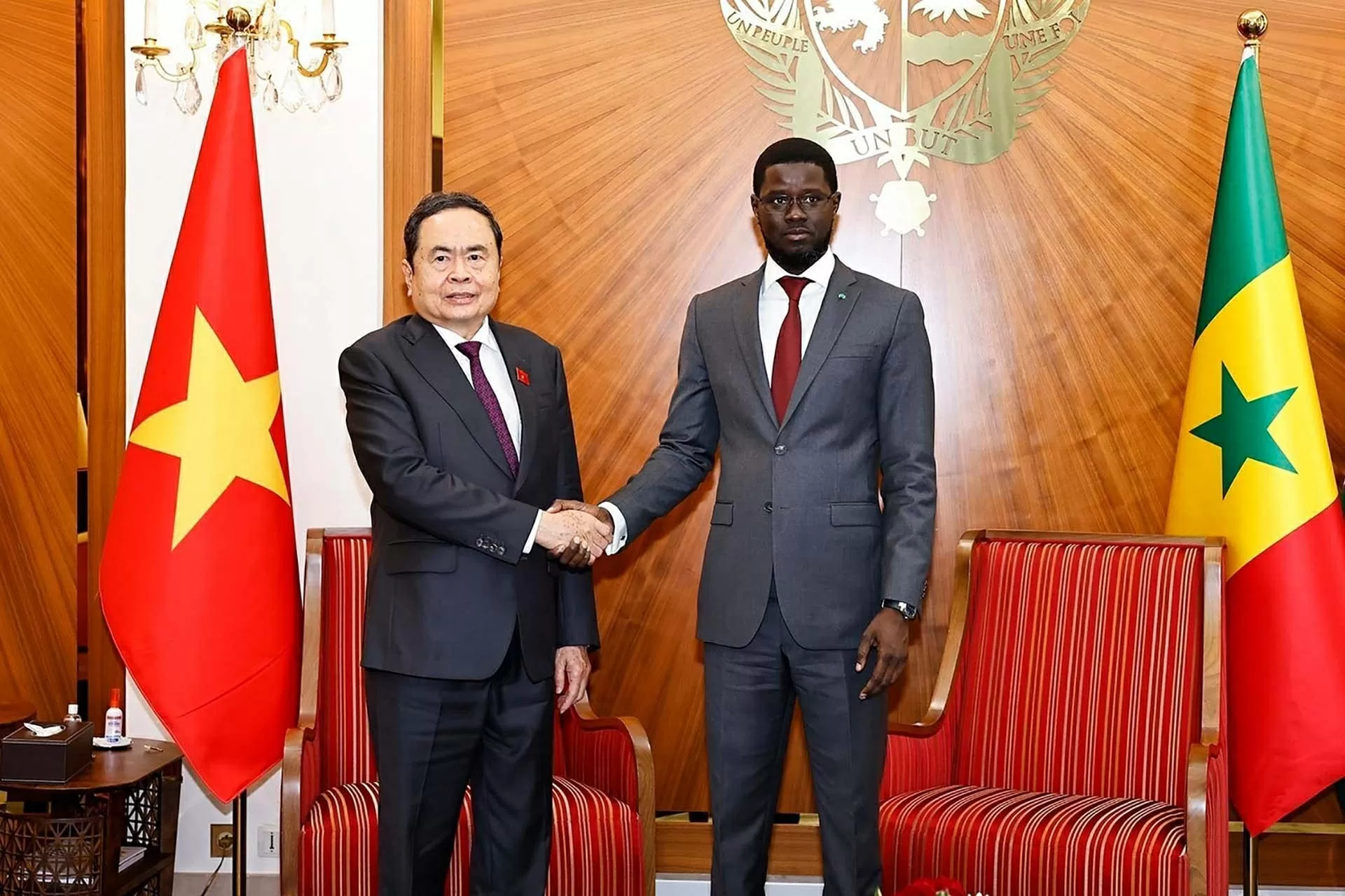 Chủ tịch Quốc hội Trần Thanh Mẫn hội kiến Tổng thống Senegal Bassirou Diomaye Faye chiều 23/7 tại Dakar. (Nguồn: TTXVN)