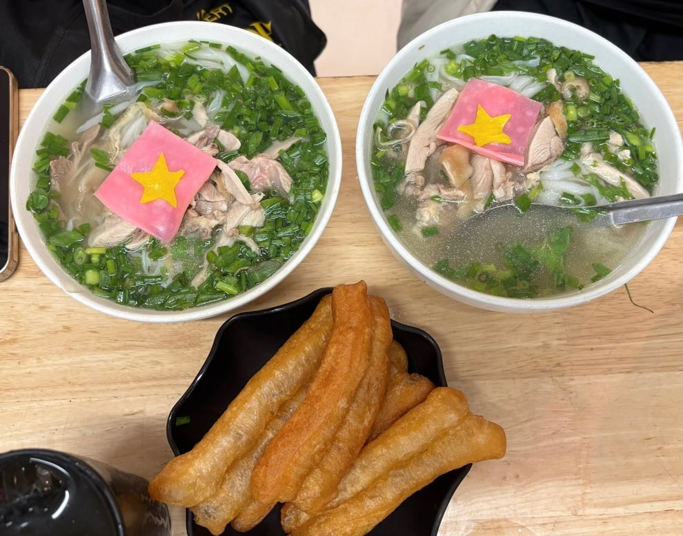 Quán phở gà “yêu nước” gây sốt dịp Quốc khánh 2/9 ở Hà Nội - 1