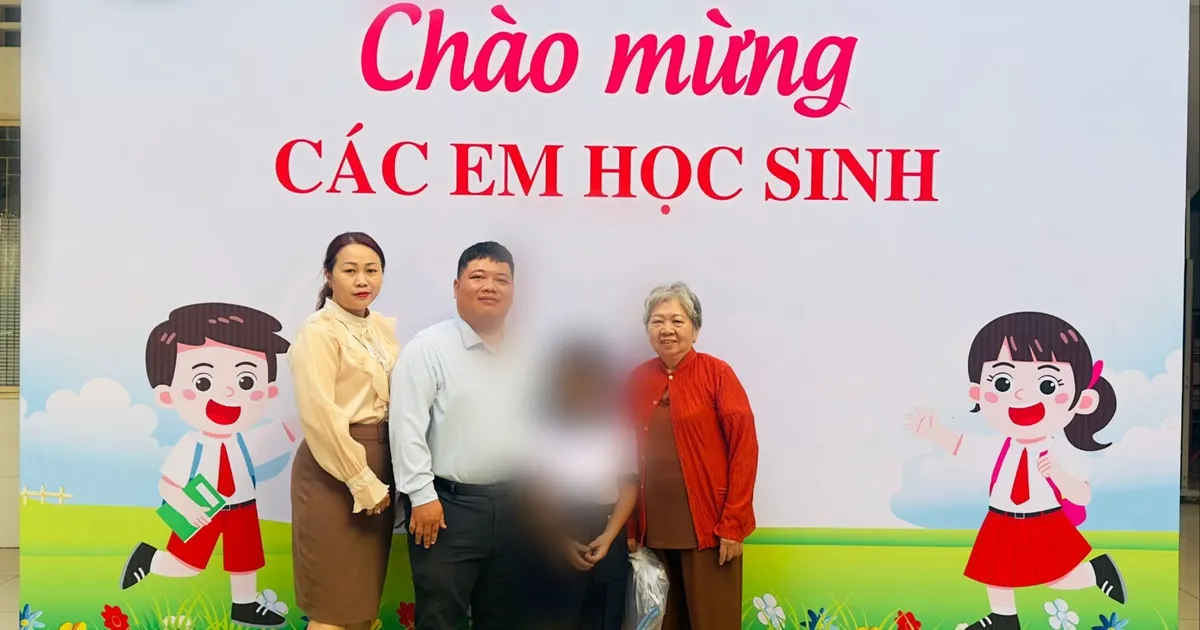 Tan Dinh Ward apoya a una niña con circunstancias especiales para ingresar al primer grado