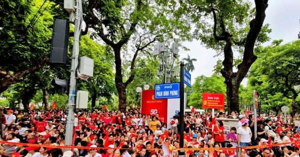 Người dân Hà Nội nô nức chờ đón hợp luyện diễu binh, diễu hành mừng Quốc khánh