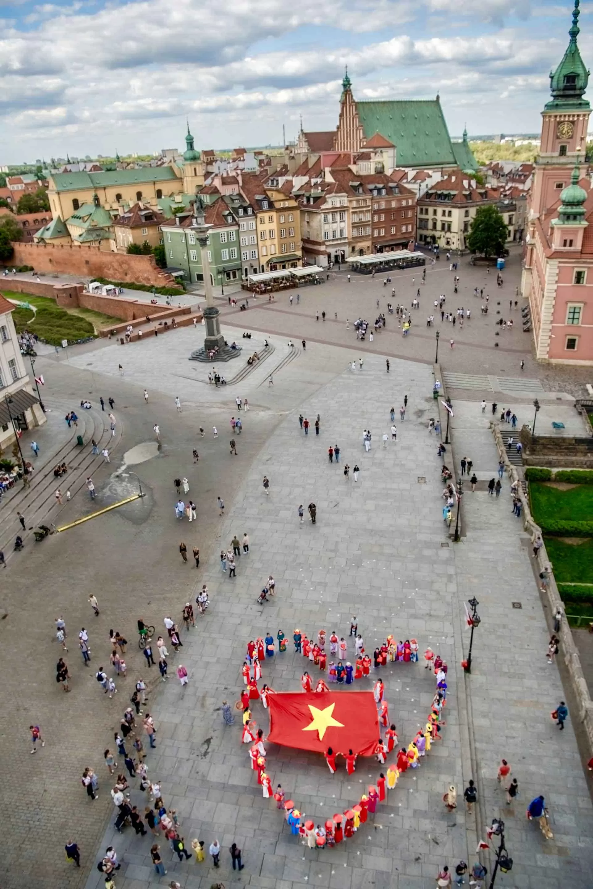 'Việt Phục bộ hành' tại Ba Lan: Niềm tự hào dân tộc lan tỏa nơi đất khách