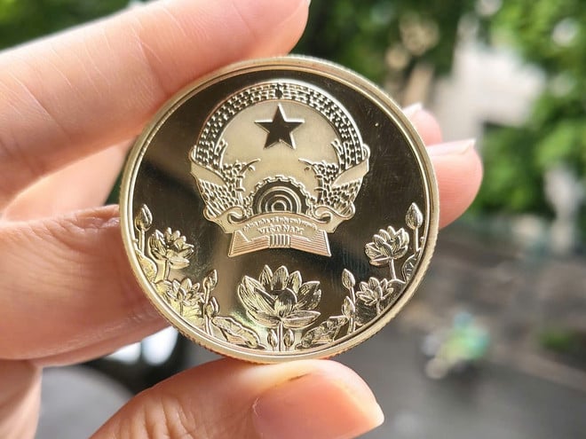 베트남의 조상을 상징하는 연꽃과 국장이 인쇄된 동전 뒷면, 2.jpg