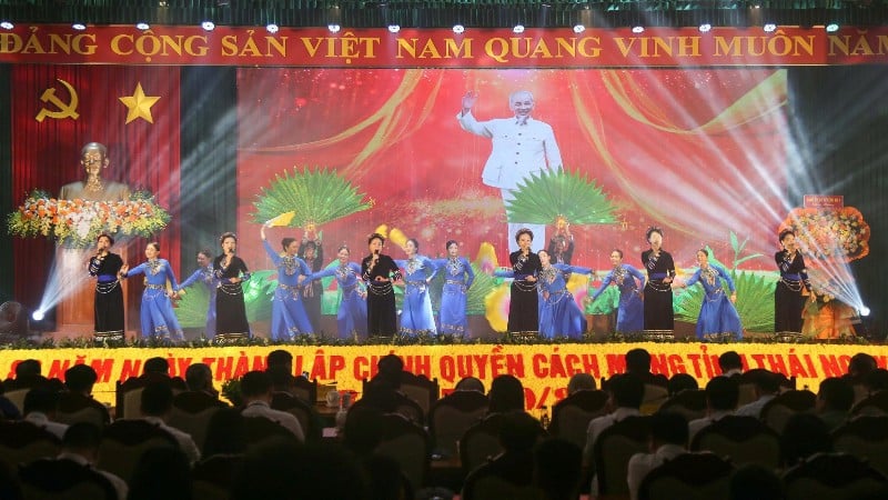 Trình diễn văn nghệ tại lễ kỷ niệm. (Ảnh: TUẤN SƠN)